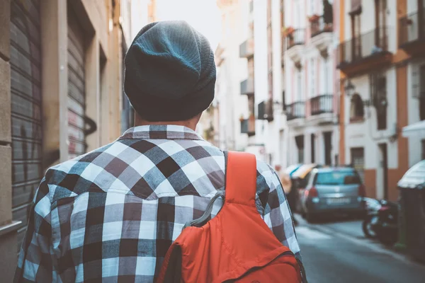 Junge Touristin mit Rucksack — Stockfoto