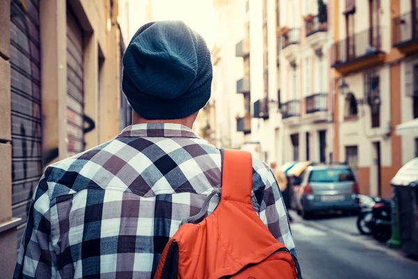 Jeune touriste avec sac à dos — Photo