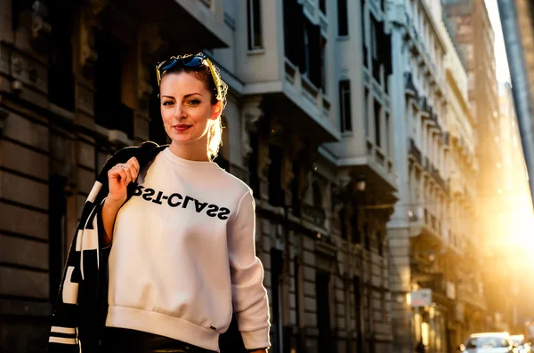 Giovane donna alla moda in città — Foto Stock