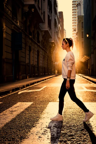 Mujer joven y elegante en la ciudad — Foto de Stock