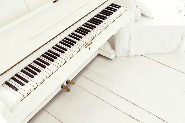 Bílý vintage piano — Stock fotografie