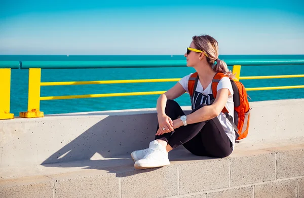 Mujer viajera joven — Foto de Stock