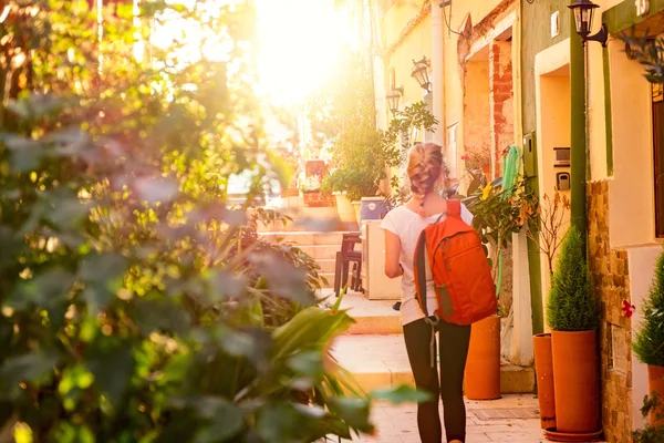 Chica turística con mochila — Foto de Stock