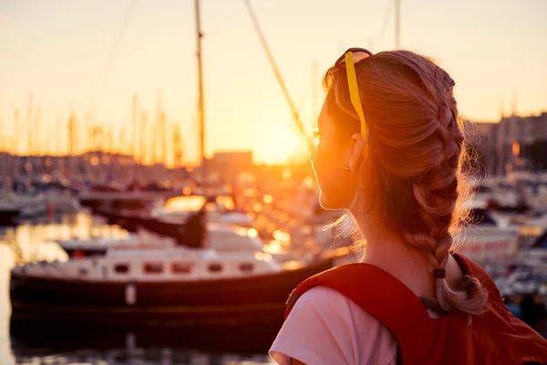 Mooi meisje zit op een bankje — Stockfoto