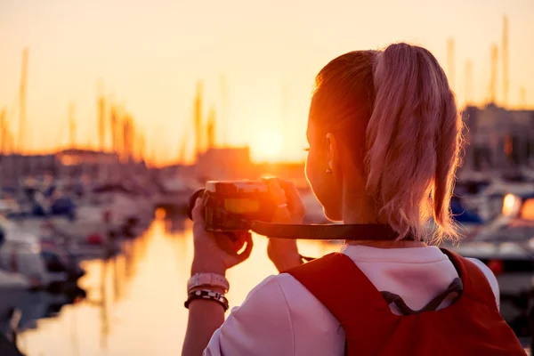 Ung söt tjej tar en bild — Stockfoto