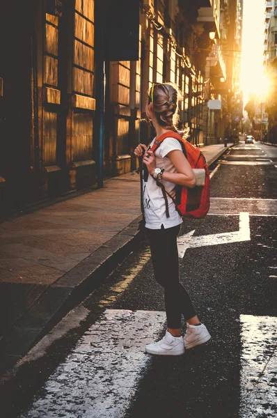 Mujer joven y elegante en la ciudad — Foto de Stock