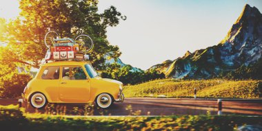 Sevimli küçük retro araba harika kırsal yol tarafından günbatımında gider