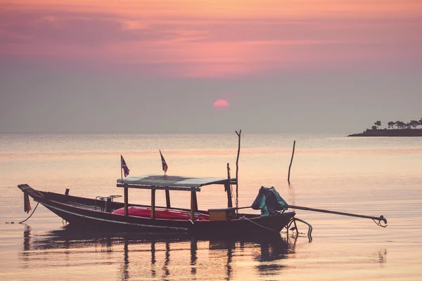 日没で伝統的なタイのボート — ストック写真