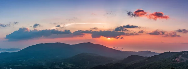 Puesta de sol sobre las montañas en Tailandia —  Fotos de Stock