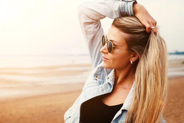 Porträt eines schönen jungen, braun gebrannten Mädchens — Stockfoto