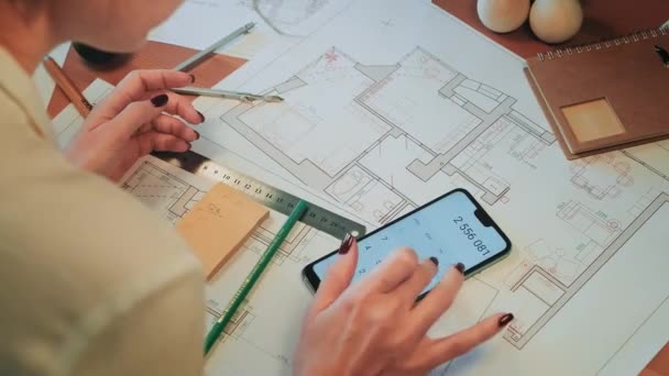 Mladá hezká inženýrka, architektka nebo designérka pracuje s kresbami v kanceláři — Stock video