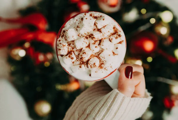 Großaufnahme Von Frauenhänden Die Einen Weißen Becher Mit Heißem Kakao — Stockfoto