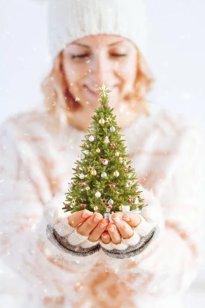 Leuke Vrouw Houdt Versierde Kerstboom Haar Handen Vrolijk Kerstfeest Een — Stockfoto