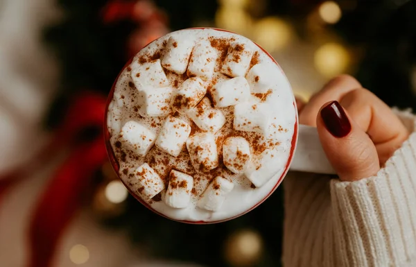 Großaufnahme Von Frauenhänden Die Einen Weißen Becher Mit Heißem Kakao — Stockfoto