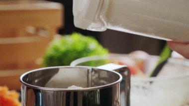 Baker Ev Yapımı Kek Hamuru Pişiriyor.