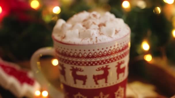 Primo piano Dolly foto di tazza di Natale con cioccolata calda, marshmallow e cannella — Video Stock