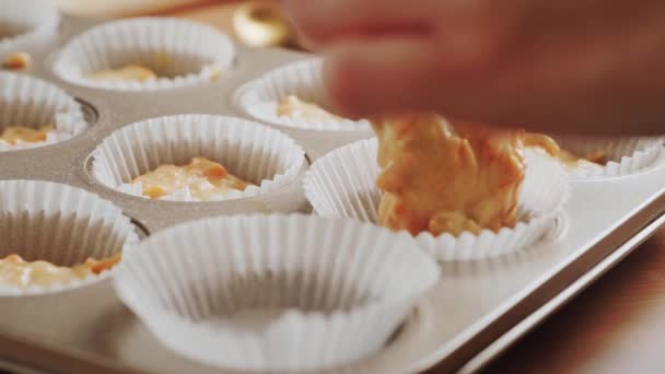 Bakverk Cooks hemlagad cupcake deg. — Stockvideo