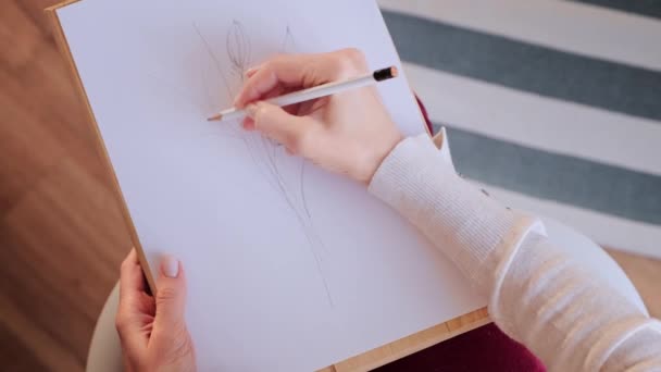 Жінка - художник малює на білому папері. — стокове відео