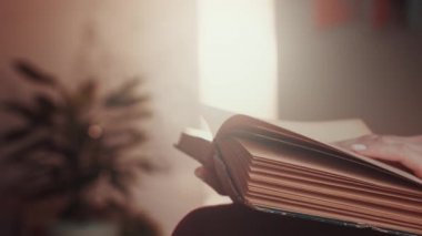Kadın kitap okuyor ve sayfaları çeviriyor. Kadın Okuma Kitabı