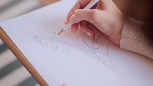 Жінка - художник малює на білому папері. — стокове відео