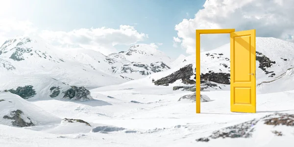 Ungewöhnliches Designkonzept Surreale Illustration Einer Geöffneten Gelben Tür Inmitten Verschneiter Stockbild