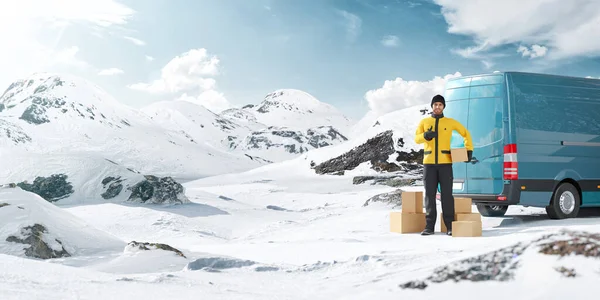 Alışılmadık Tasarım Konsepti Sunny Day Karlı Dağlar Ortasında Minibüste Elle - Stok İmaj