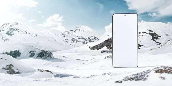 Alışılmadık Tasarım Konsepti Karlı Dağların Ortasında Beyaz Ekranlı Büyük Akıllı Stok Resim
