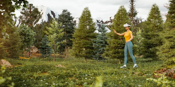 Illustration Eines Weibchens Virtual Reality Headset Beim Gehen Wilden Wald lizenzfreie Stockbilder