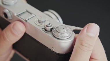 Fotoğrafçıyı kapat Vintage Film Kamerasını Hazırla ve Düğmeye Bas.