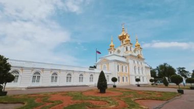 Peterhof kilisesindeki büyük sarayın cephesi. Rusya, Peterhof, 02.07.2021
