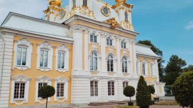 Peterhof kilisesindeki büyük sarayın cephesi. Rusya, Peterhof, 02.07.2021