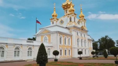 Peterhof kilisesindeki büyük sarayın cephesi. Rusya, Peterhof, 02.07.2021