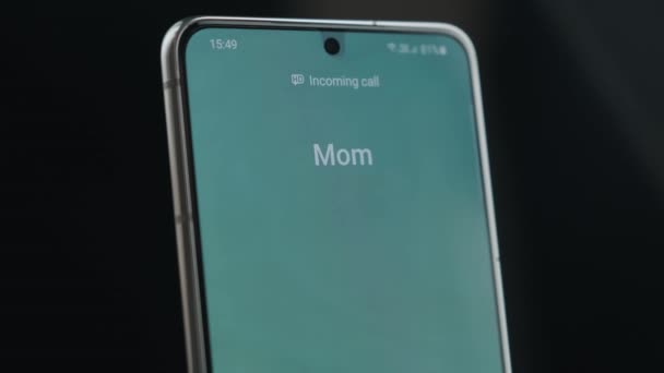 Close Up Smartphone Screen With Incoming Call Indication. Incoming Call From Mom — Stock Video