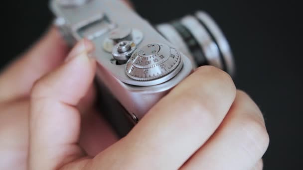 Κοντινό πλάνο Φωτογράφος προετοιμάζει Vintage φωτογραφική μηχανή ταινία και πατήστε το κουμπί. — Αρχείο Βίντεο