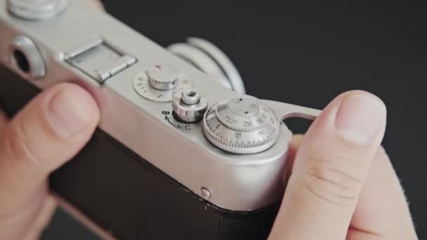 Close up Fotógrafo prepara câmera de filme vintage e pressione o botão. — Vídeo de Stock