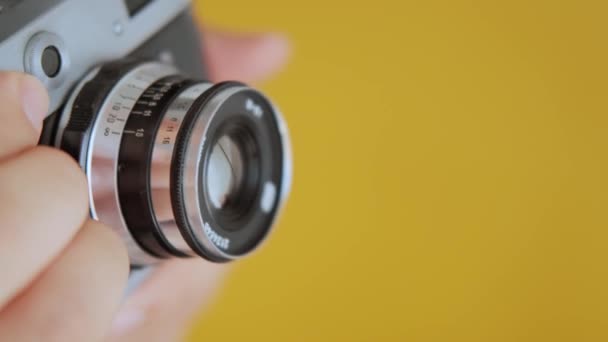 Close up Fotógrafo Segure a câmera de filme vintage em mãos. — Vídeo de Stock