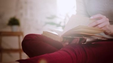 Kadın kitap okuyor ve sayfaları çeviriyor. Kadın Okuma Kitabı