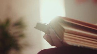 Kadın kitap okuyor ve sayfaları çeviriyor. Kadın Okuma Kitabı