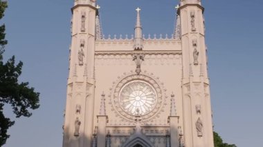 Gotik bir kilise. Aziz Alexander Nevskys Kilisesi