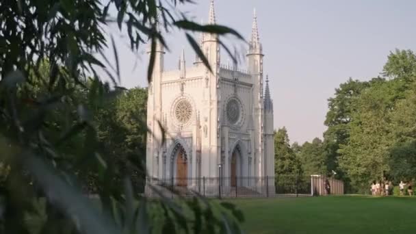 Eine gotische Kapelle. Die Kirche des Heiligen Alexander Newski — Stockvideo