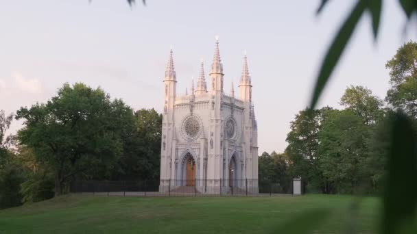 Een gotische kapel. Sint Alexander Nevskys kerk — Stockvideo