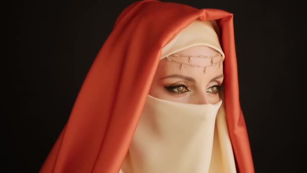 Gros plan portrait de beauté jeune musulmane femme dans hijab regardant caméra. — Video