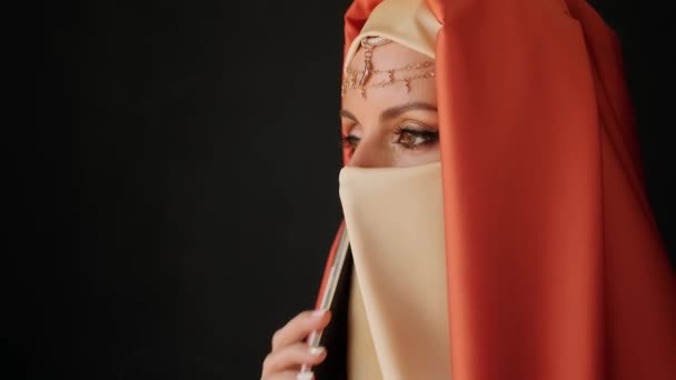 Close Up Ritratto di bellezza Giovane donna musulmana In Hijab Parlare al telefono. — Video Stock