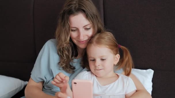 Happy mama rodziny i cute little kid córka śmiech używać smartfona. — Wideo stockowe