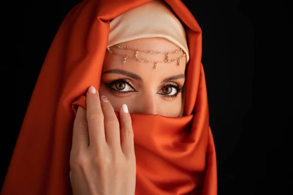 Крупный План Портрет Красавицы Молодая Мусульманка Хиджабе Смотрит Камеру — стоковое фото