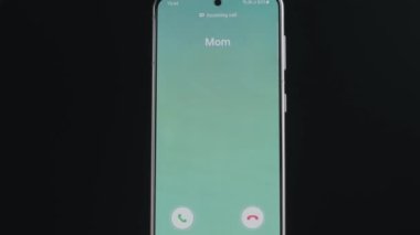 Gelen Arama Göstergesi ile Akıllı Telefon Ekranını Kapat. Annemden gelen arama