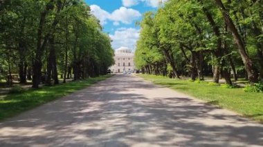 Pavlovsk Sarayı. Saint-Petersburg Rusya. 01.07.2021 Pavlovsk Parkı.