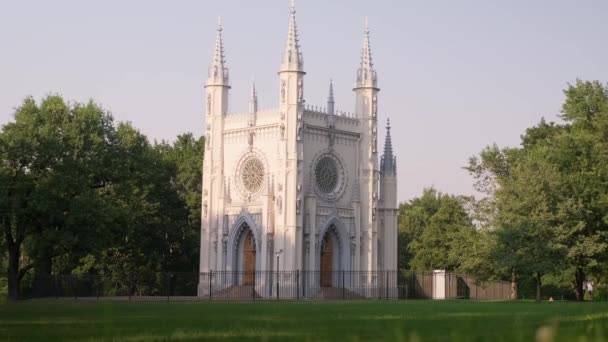 Een gotische kapel. Sint Alexander Nevskys kerk — Stockvideo