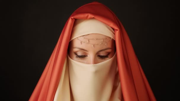 Gros plan portrait de beauté jeune musulmane femme dans hijab regardant caméra. — Video