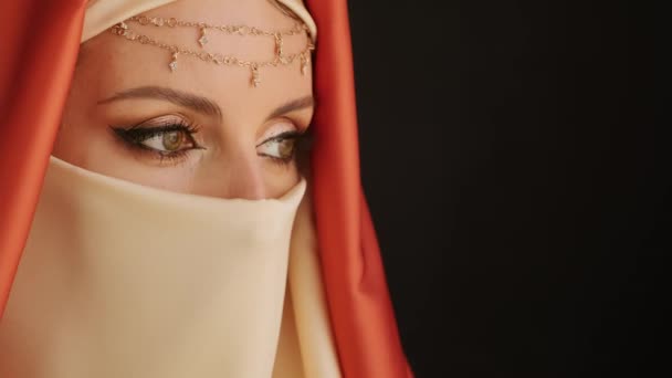 Hijab地区美丽的年轻穆斯林妇女的特写. — 图库视频影像